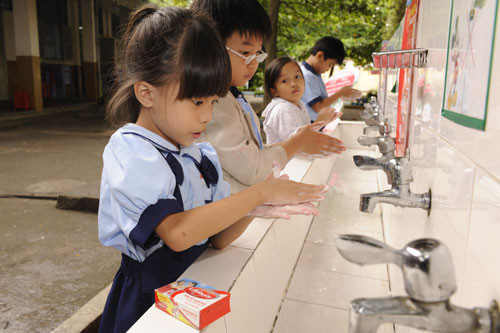 Trang bị đầy đủ xà phòng rửa tay cho HS trong trường học để phòng tránh bệnh. (ảnh minh họa)