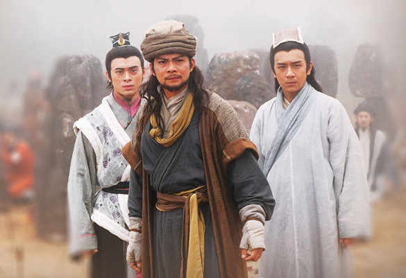 Thiên long bát bộ: Tiểu thuyết gốc gồm 50 chương, xuất bản lần đầu trên trang Minh Báo từ năm 1963. Với Kim Dung, đây là tác phẩm được viết trong thời gian lâu nhất. Sau ngần ấy năm, khán giả mọi thế hệ như thuộc lòng những nhân vật Kiều Phong, Đoàn Dự, Hư Trúc, A Châu, Vương Ngữ Yên…Đây cũng là dự án phim làm nên thành công cho nhiều nghệ sĩ như Trần Hạo Dân, Lâm Chí Dĩnh, Lưu Đào, Trần Hảo…(Ảnh là bản của TVB). Thiên long bát bộ: Tiểu thuyết gốc gồm 50 chương, xuất bản lần đầu trên trang Minh Báo từ năm 1963. Với Kim Dung, đây là tác phẩm được viết trong thời gian lâu nhất. Sau ngần ấy năm, khán giả mọi thế hệ như thuộc lòng những nhân vật Kiều Phong, Đoàn Dự, Hư Trúc, A Châu, Vương Ngữ Yên…Đây cũng là dự án phim làm nên thành công cho nhiều nghệ sĩ như Trần Hạo Dân, Lâm Chí Dĩnh, Lưu Đào, Trần Hảo…(Ảnh là bản của TVB).