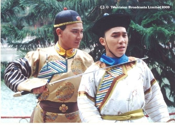 Lộc đỉnh ký: Đây là tác phẩm cuối cùng trong sự nghiệp Kim Dung, được ông thai nghén trong 4 năm. Đây cũng là tác phẩm khác biệt nhất của Kim Dung. Nhân vật chính không phải là quân tử, cao thủ võ hiệp mà chỉ là kẻ đầu óc lanh lợi thực dụng. Về đời tư, người đàn ông này quá đào hoa khi có tới 7 bà vợ. Từ năm 1984 đến nay, các nhà làm phim đã 6 lần dựng thành phim. Với khán giả bản phim họ yêu thích nhất là bản của Lương Triều Vỹ (ảnh). Nhưng không vì thế các bản phim còn lại bị lạnh nhạt. Trong ngày sinh nhật 92 tuổi của Kim Dung, Huỳnh Hiểu Minh thừa nhận anh “tu 3 kiếp” mới được đóng Vi Tiểu Bảo. Điều đó đủ cho thấy, Lộc đỉnh ký hot như thế nào. Lộc đỉnh ký: Đây là tác phẩm cuối cùng trong sự nghiệp Kim Dung, được ông thai nghén trong 4 năm. Đây cũng là tác phẩm khác biệt nhất của Kim Dung. Nhân vật chính không phải là quân tử, cao thủ võ hiệp mà chỉ là kẻ đầu óc lanh lợi thực dụng. Về đời tư, người đàn ông này quá đào hoa khi có tới 7 bà vợ. Từ năm 1984 đến nay, các nhà làm phim đã 6 lần dựng thành phim. Với khán giả bản phim họ yêu thích nhất là bản của Lương Triều Vỹ (ảnh). Nhưng không vì thế các bản phim còn lại bị lạnh nhạt. Trong ngày sinh nhật 92 tuổi của Kim Dung, Huỳnh Hiểu Minh thừa nhận anh “tu 3 kiếp” mới được đóng Vi Tiểu Bảo. Điều đó đủ cho thấy, Lộc đỉnh ký hot như thế nào.