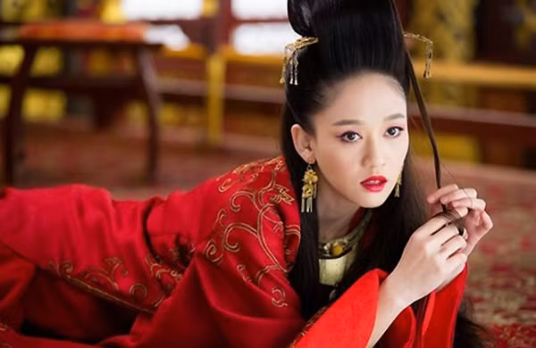 Tiếu ngạo giang hồ: Nhắc đến Kim Dung là nói đến Tiếu ngạo giang hồ. Tác phẩm được ông viết từ năm 1967 và hoàn thành sau 2 năm. Dự án được đánh giá kinh điển không chỉ vì kịch bản hay mà còn tạo ra sự khác biệt so với các tiểu thuyết khác. Đây là dự án duy nhất, nhân vật phụ nổi tiếng chẳng kém vai chính. Đông Phương Bất Bại trở thành nhân vật ái nam ái nữ võ công thượng thừa và bí ẩn nhất. Lâm Thanh Hà và Trần Kiều Ân (ảnh) là hai diễn viên nổi đình đám nhờ Đông Phương Bất Bại. Ngoài ra, phim còn nâng đỡ nhiều nghệ sĩ lên hàng sao như Lữ Tụng Hiền, Lương Bội Linh, Hoắc Kiến Hoa, Lý Á Bằng, Hứa Tịnh.