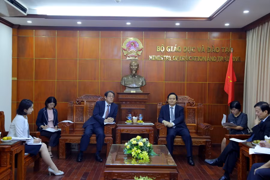 Bộ trưởng Phùng Xuân Nhạ tiếp Đại sứ Nhật Bản tại Việt Nam. Ảnh Việt Hà