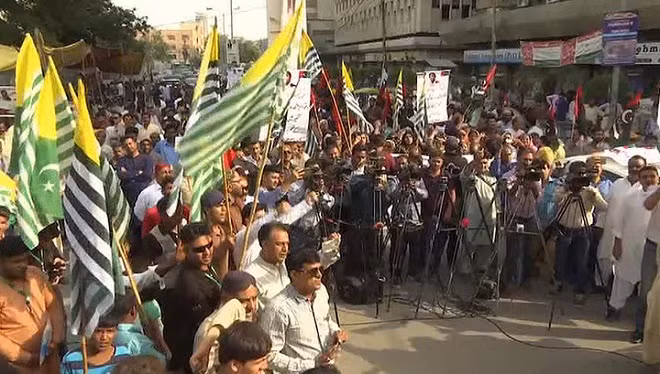 Sự thay đổi trạng thái của Jammu và Kashmir của chính quyền Ấn Độ đã gây ra một phản ứng tiêu cực mạnh mẽ ở Pakistan, nơi coi khu vực này là lãnh thổ bị chiếm đóng.