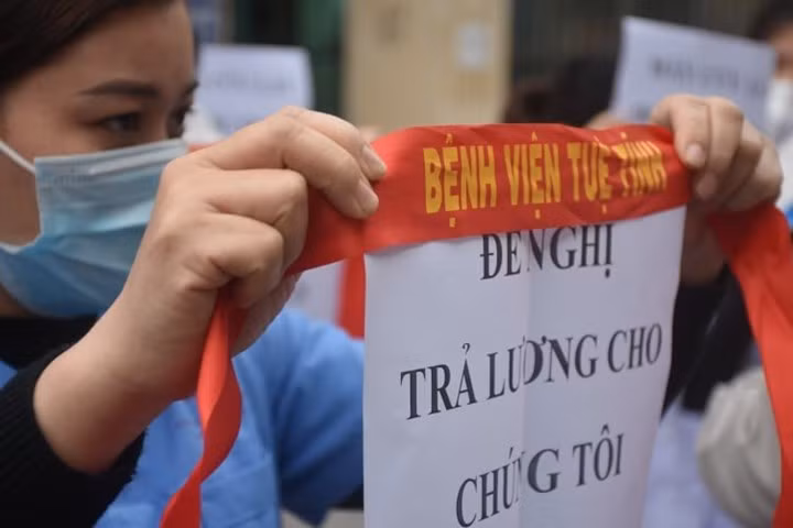 40 nhân viên y tế công tác tại Bệnh viện Tuệ Tĩnh, Học viện Y học Cổ truyền Việt Nam "xuống đường" đòi lương. Ảnh: Internet.