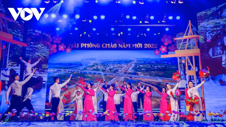 Do tình hình dịch bệnh diễn biến phức tạp, thành phố Hải Phòng tạm dừng các hoạt động trực tiếp mừng năm mới. Tuy nhiên, đáp ứng nhu cầu và tạo không khí vui tươi, phấn khởi cho người dân thành phố, Sở Văn hóa - Thể thao Hải Phòng phối hợp Đài Phát thanh – Truyền hình thành phố phát sóng chương trình nghệ thuật đặc biệt “Hải Phòng chào năm mới 2022”. Nguồn: VOV.