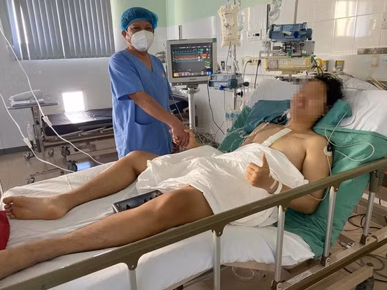 Bệnh nhân Phan Duy Q. dần ổn định sau khi được Bệnh viện Trung ương Huế ghép tim thành công. Ảnh: Văn Thắng.