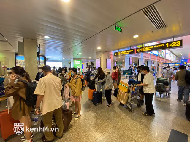 Tại quầy check in, rất đông người rồng rắn xếp hàng chờ làm thủ tục. Ảnh: Kênh 14.