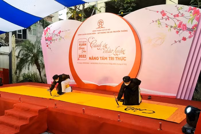 Bức thư pháp ""khổng lồ"" dài 7m, rộng 1m được thực hiện tại Lễ khai mạc Phố Sách Xuân. Nguồn: hanoi.gov.vn.