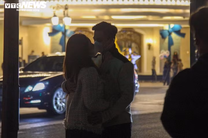 Không Countdown, pháo hoa... nhiều cặp đôi Hà Nội chọn cho mình cách riêng để ghi lại khoảnh khắc chuyển giao giữa năm cũ và năm mới. Ảnh: VTC.