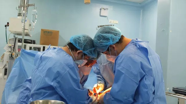 Các bác sĩ đang thực hiện phẫu thuật mạch máu cho bệnh nhân. Ảnh: BVCC.