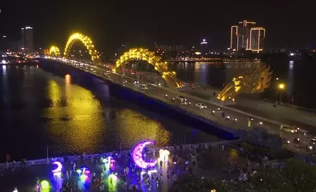 Thành phố Đà Nẵng không tổ chức các hoạt động ngoài trời như mọi năm. Các sự kiện được tổ chức trong không gian nhỏ không quá 300 người đều thực hiện nghiêm túc 5K. Ảnh: VTV.