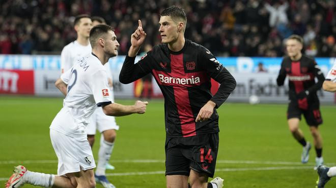 Patrik Schick của Leverkusen ăn mừng bàn thắng vào lưới Bochum tại vòng 16 Bundesliga hôm 21/12. Patrik Schick của Leverkusen ăn mừng bàn thắng vào lưới Bochum tại vòng 16 Bundesliga hôm 21/12.