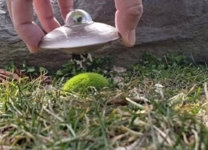 Vật thể bay nhỏ như món đồ chơi.