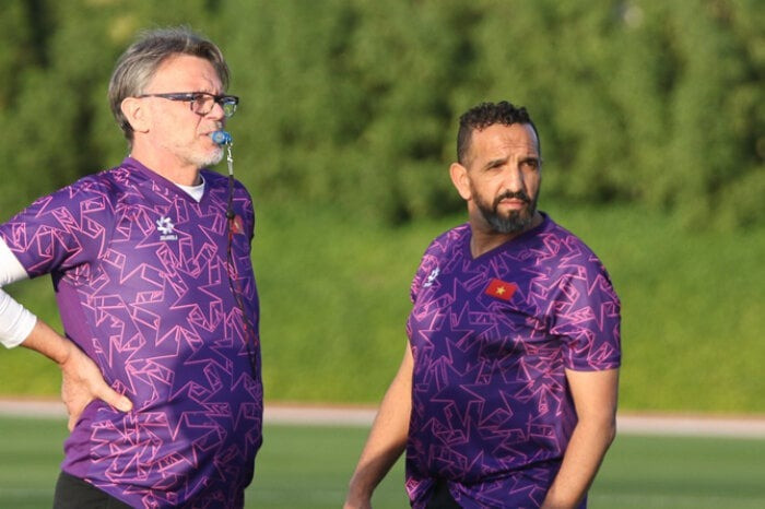 Trợ lý Moulay Lahsen (phải) sẽ làm HLV tạm quyền của U23 Việt Nam ở đợt tập trung tháng 3/2024.