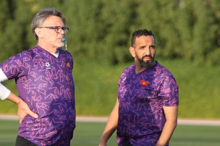 Trợ lý Moulay Lahsen (phải) sẽ làm HLV tạm quyền của U23 Việt Nam ở đợt tập trung tháng 3/2024.