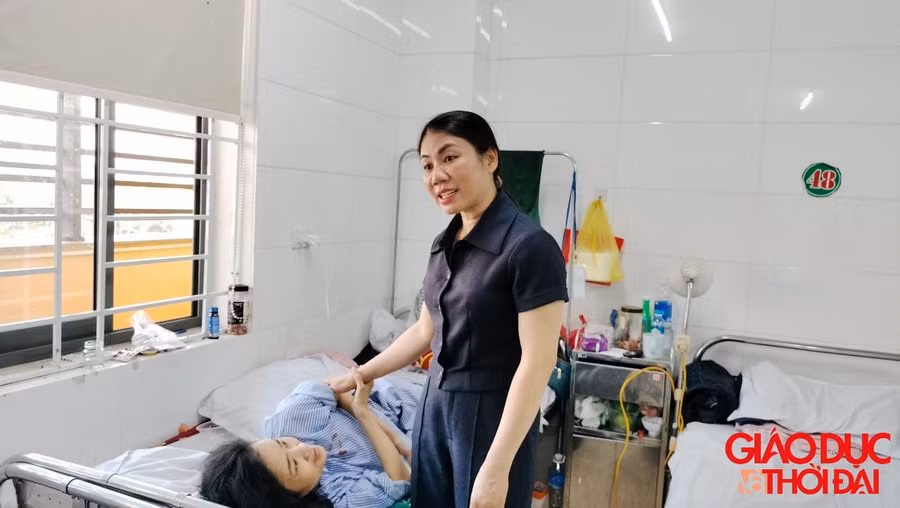 Cô Trần Thị Thủy Nga - Trưởng phòng GD&amp;ĐT TP Hà Tĩnh tới thăm hỏi và động viên chị Hoa Mai.