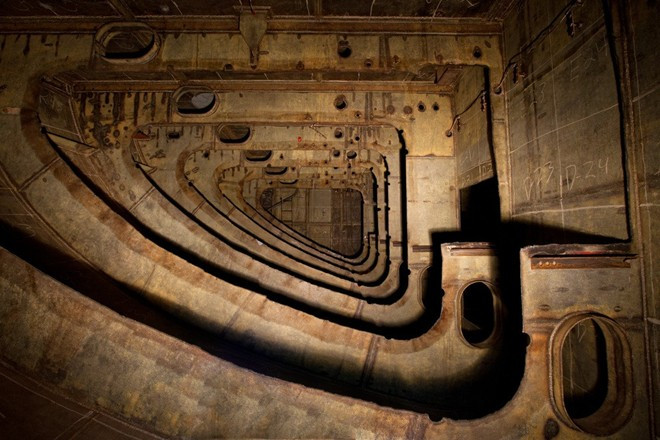 Lớp rỉ sét dưới boong tàu. Lớp gỉ sét dưới boong tàu.