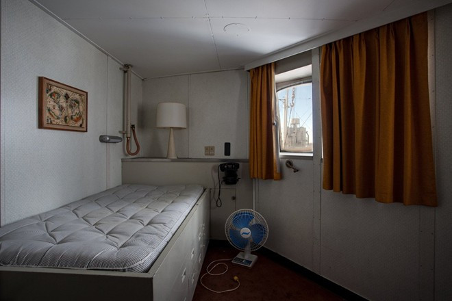 Thời gian như ngừng lại bên trong tàu chở hàng USS Northern Light. Thời gian như ngừng lại bên trong tàu chở hàng USS Northern Light.