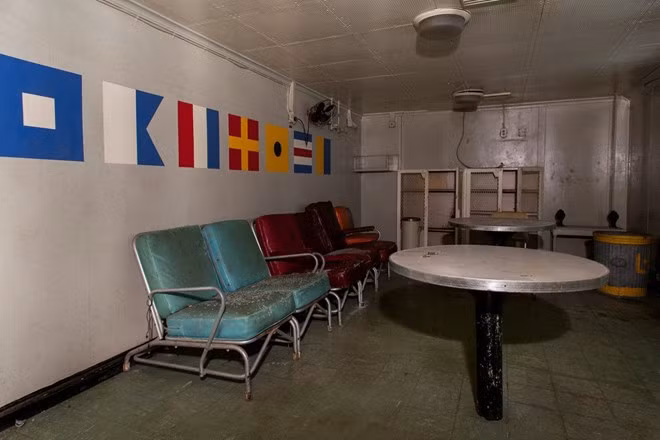 Một góc tàu USNS từng tham gia chiến đấu trong Thế chiến II. 