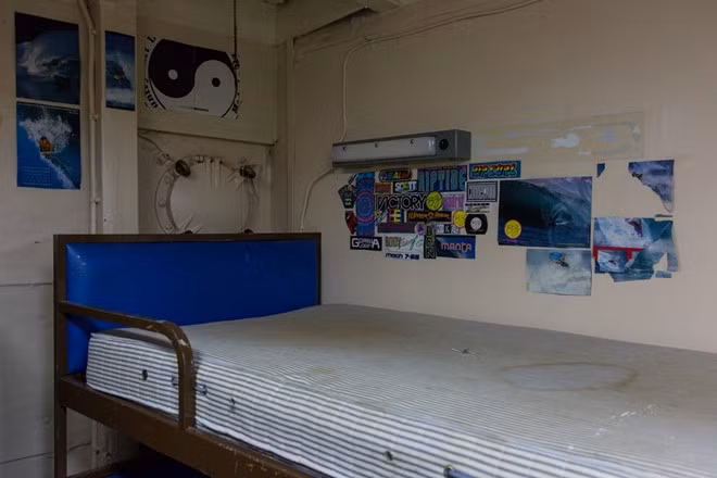 Tàu chở dầu USS Hassayampa ngừng hoạt động vào năm 1978 và đang trôi nổi trên vịnh Suisun. 