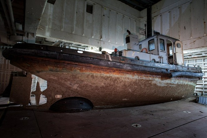 Tàu chở hàng USS Tulare được chuyển vào bên trong ngôi nhà nổi đồ sộ trước khi người ta tháo dỡ nó vào năm 2012. Tàu chở hàng USS Tulare được chuyển vào bên trong một con tàu có kích thước lớn hơn trước khi người ta tháo dỡ nó vào năm 2012.