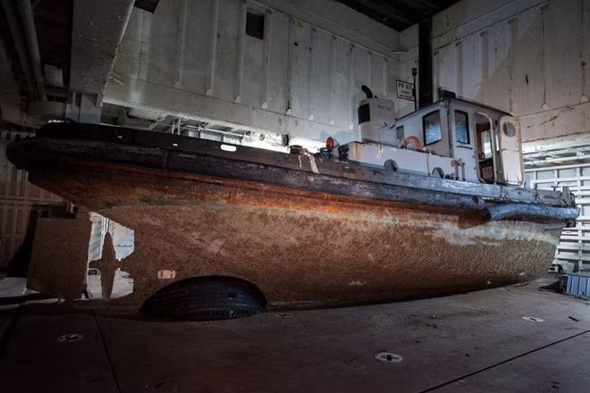 Tàu chở hàng USS Tulare được chuyển vào bên trong một con tàu có kích thước lớn hơn trước khi người ta tháo dỡ nó vào năm 2012. 