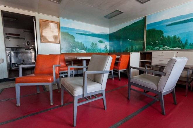 Một phòng họp trên USS Northern Light. Tàu gia nhập hạm đội Mothball vào năm 1991. Một phòng họp trên tàu USS Northern Light. Con tàu gia nhập hạm đội Mothball vào năm 1991.