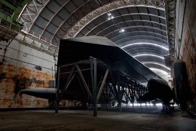 Sea Shadow, tàu biển tàng hình nổi tiếng do công ty Lockheed Martin đóng vào năm 1984 cho Hải quân Mỹ, giờ cũng bị bỏ xó bên trong ngôi nhà nổi. Sea Shadow - tàu biển tàng hình nổi tiếng do công ty Lockheed Martin đóng vào năm 1984 cho Hải quân Mỹ - giờ cũng bị bỏ xó bên trong