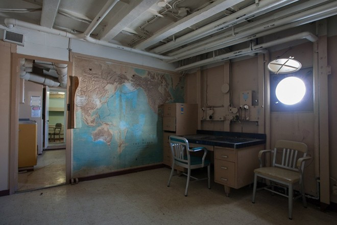 Nội thất của USS Tulare. Tàu gia nhập hạm đội vào năm 1956. Nội thất của tàu USS Tulare. Tàu gia nhập hạm đội vào năm 1956.