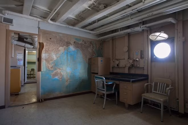 Nội thất của tàu USS Tulare. Tàu gia nhập hạm đội vào năm 1956. 