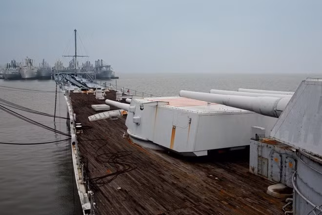 Không phải tất cả các tàu trong hạm đội Mothball đều trở thành phế liệu. Chiến hạm USS Iowa đã được chuyển tới một bảo tàng lịch sử hải quân tại thành phố Los Angeles cách đây vài năm.