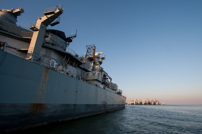 Khoảng 20 tấn Bari, đồng, chì và kẽm từ các tàu thải xuống vịnh Suisan đã ảnh hưởng nghiêm trọng tới môi trường xung quanh. Nhiếp ảnh gia Amy Heiden may mắn tiếp cận những con tàu mục nát trước khi người ta tháo dỡ chúng. Khoảng 20 tấn bari, đồng, chì và kẽm từ các tàu thải xuống vịnh Suisan đã ảnh hưởng nghiêm trọng tới môi trường xung quanh.