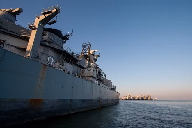 Khoảng 20 tấn bari, đồng, chì và kẽm từ các tàu thải xuống vịnh Suisan đã ảnh hưởng nghiêm trọng tới môi trường xung quanh.