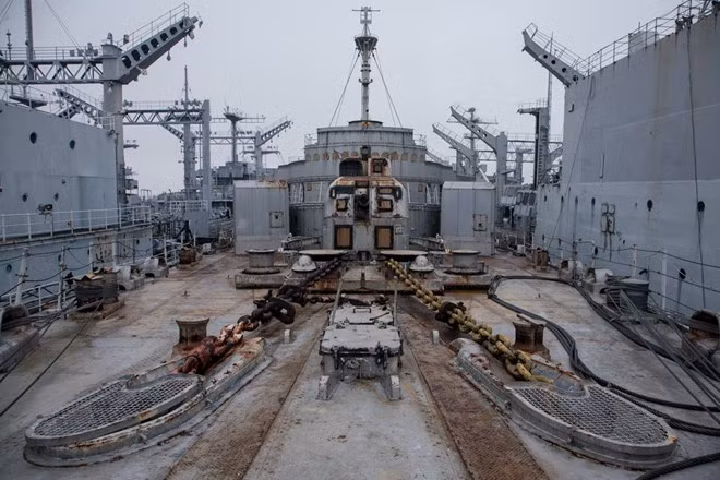 Tàu ngầm The USS Nereus gia nhập hạm đội Mothball vào năm 1971 và nằm lại tại đây cho tới khi người ta đem nó tới Texas để tháo dỡ vào năm 2012.