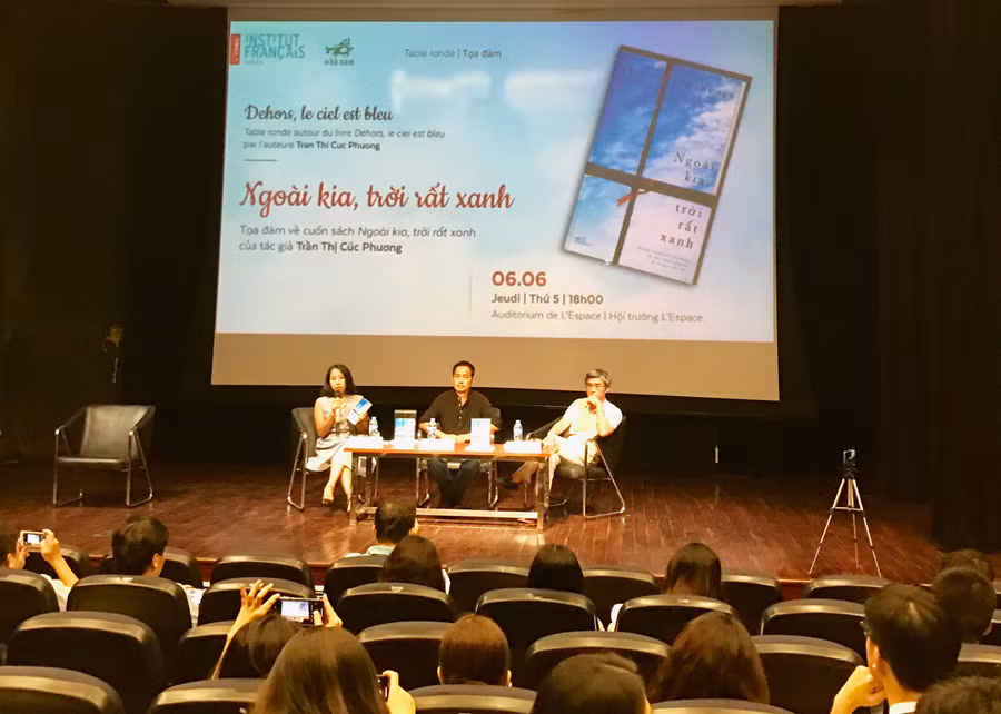 Biên tập viên Diệu Thủy: “Câu chuyện cảm động của nhà báo Cúc Phương khiến chúng ta thấy yêu cuộc đời này hơn, thấy quý giá mỗi giây phút trôi qua, hối thúc chúng ta sống chân thành và tử tế hơn”. (ảnh: Thanh Tuấn)