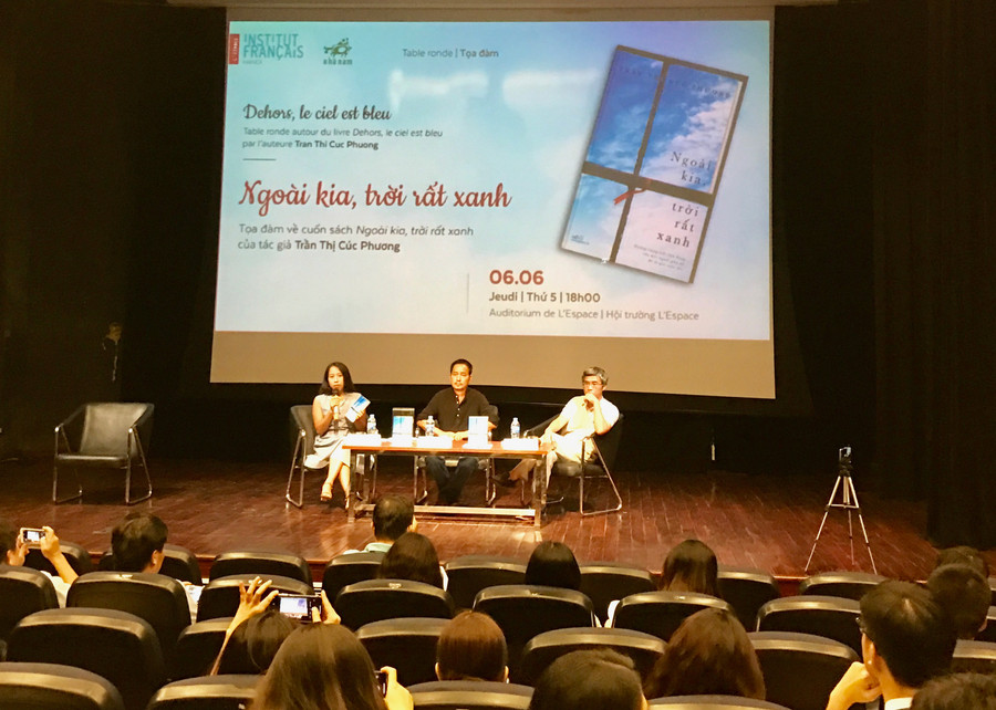 Biên tập viên Diệu Thủy: “Câu chuyện cảm động của nhà báo Cúc Phương khiến chúng ta thấy yêu cuộc đời này hơn, thấy quý giá mỗi giây phút trôi qua, hối thúc chúng ta sống chân thành và tử tế hơn”. (ảnh: Thanh Tuấn) Biên tập viên Diệu Thủy: “Câu chuyện cảm động của nhà báo Cúc Phương khiến chúng ta thấy yêu cuộc đời này hơn, thấy quý giá mỗi giây phút trôi qua, hối thúc chúng ta sống chân thành và tử tế hơn”. (ảnh: Thanh Tuấn)