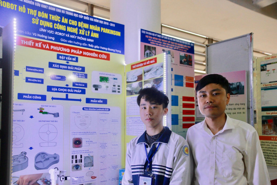 Thầy Vương Quang Trọng (phải) hướng học sinh Vũ Hoàng Long một số sản phẩm kỹ thuật không liên quan đến môn Hóa học mà thầy Trọng dạy ở trường.