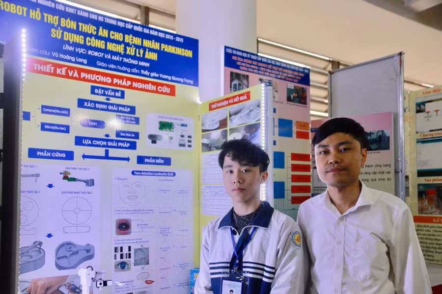 Thầy Vương Quang Trọng (phải) hướng học sinh Vũ Hoàng Long một số sản phẩm kỹ thuật không liên quan đến môn Hóa học mà thầy Trọng dạy ở trường.