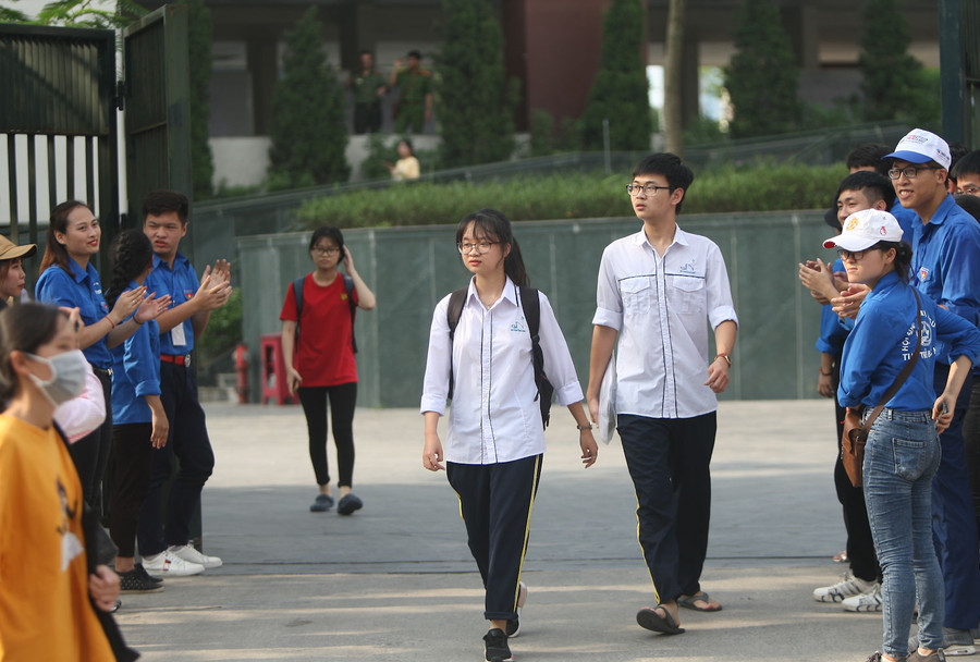 Thí sinh được sinh viên tình nguyện chào đón tại hội đồng thi. Ảnh: Lê Tùng.