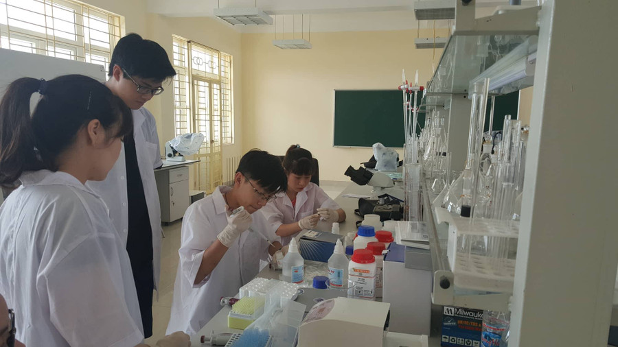 Học sinh Trường THPT Chuyên Hạ Long được hỗ trợ thực nghiệm sáng tạo khoa học kỹ thuật tại phòng thí nghiệm của Trường ĐH Hạ Long (Quảng Ninh)