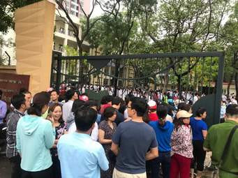 Phụ huynh chờ con ở cổng trường. Phụ huynh chờ con ở cổng trường.