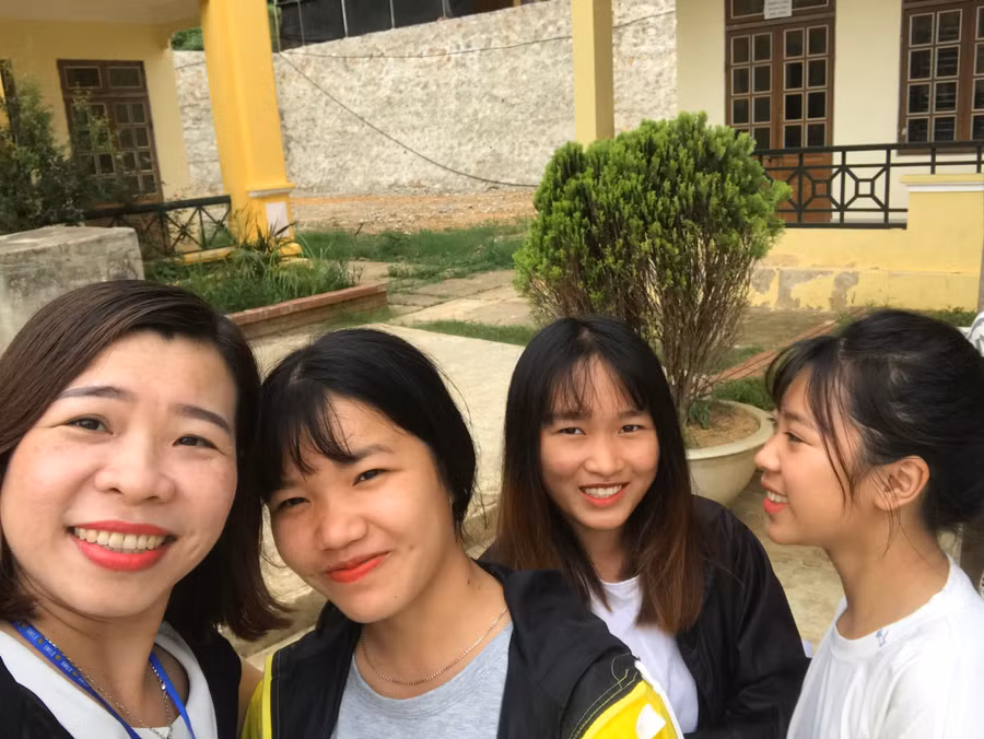 PGS.TS Nguyễn Thị Trường Giang (ngoài cùng, bên trái) và các nữ sinh ở Phiêng Khoài, Yên Châu, Sơn La. Ảnh: Trường Giang.