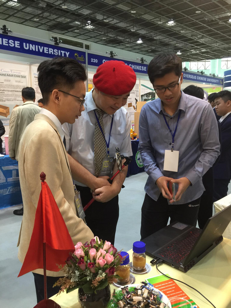 Lê Tuấn và Mạnh Tuấn Hưng giới thiệu về dự án khoa học kỹ thuật của mình với chuyên gia quốc tế. Lê Tuấn và Mạnh Tuấn Hưng giới thiệu về dự án khoa học kỹ thuật của mình với chuyên gia quốc tế.