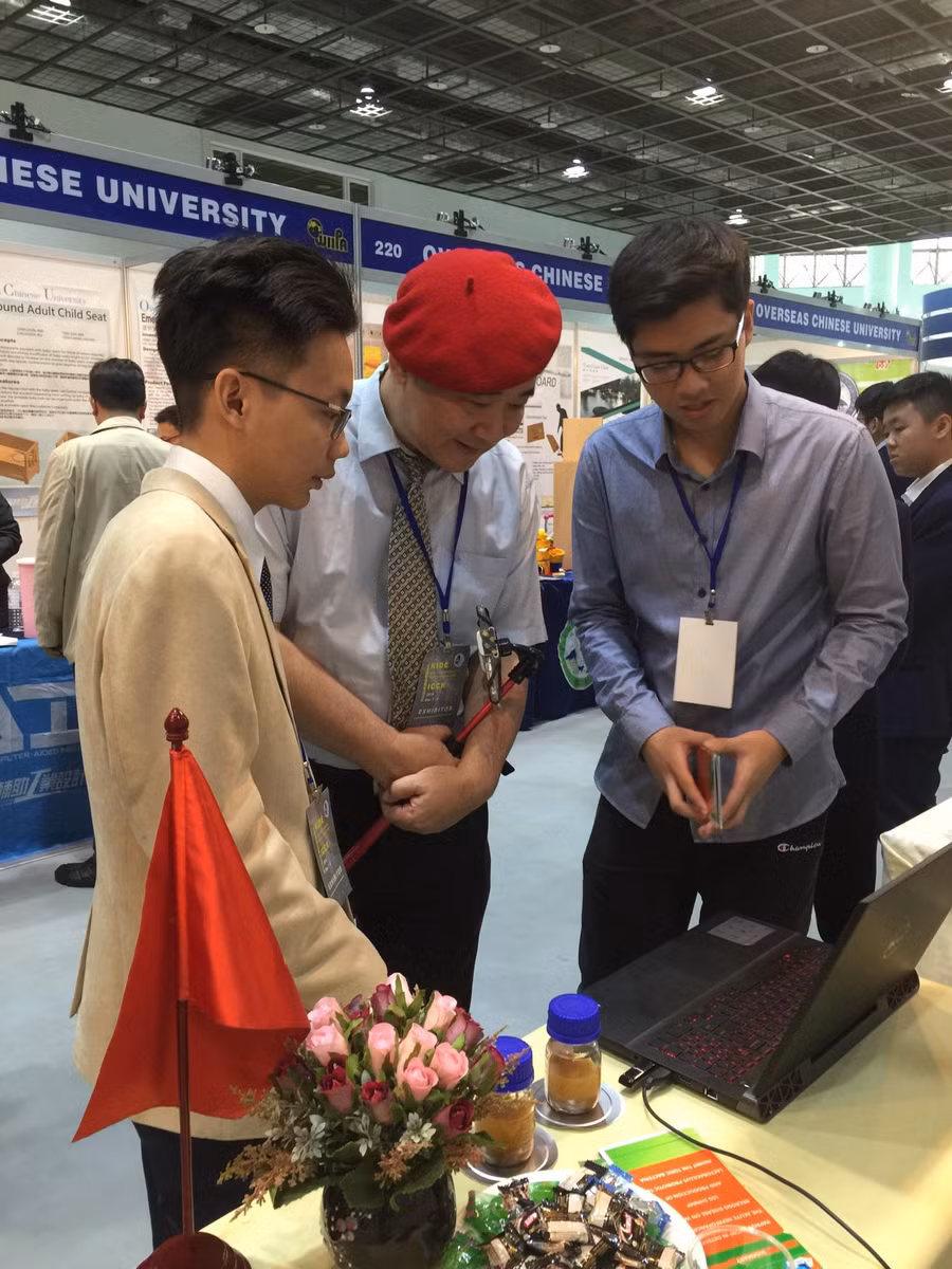 Lê Tuấn và Mạnh Tuấn Hưng giới thiệu về dự án khoa học kỹ thuật của mình với chuyên gia quốc tế.