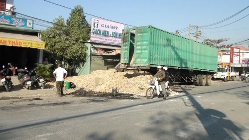 Lật container, hàng chục tấn khoai mì chèn bít cửa nhà dân