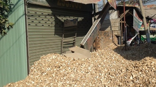 Lật container, hàng chục tấn khoai mì chèn bít cửa nhà dân - Ảnh 2
