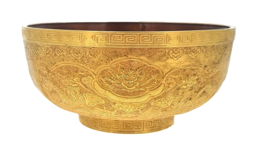 Chiếc bát vàng thời vua Khải Định vừa được bán với giá 884.000 euro (gần 22 tỉ đồng). Chiếc bát vàng thời vua Khải Định vừa được bán với giá 884.000 euro (gần 22 tỉ đồng).