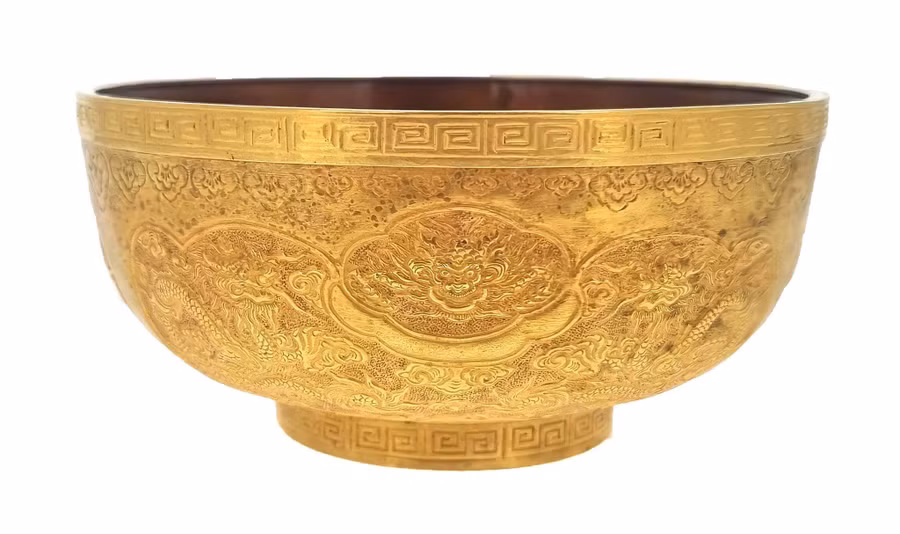 Chiếc bát vàng thời vua Khải Định vừa được bán với giá 884.000 euro (gần 22 tỉ đồng).