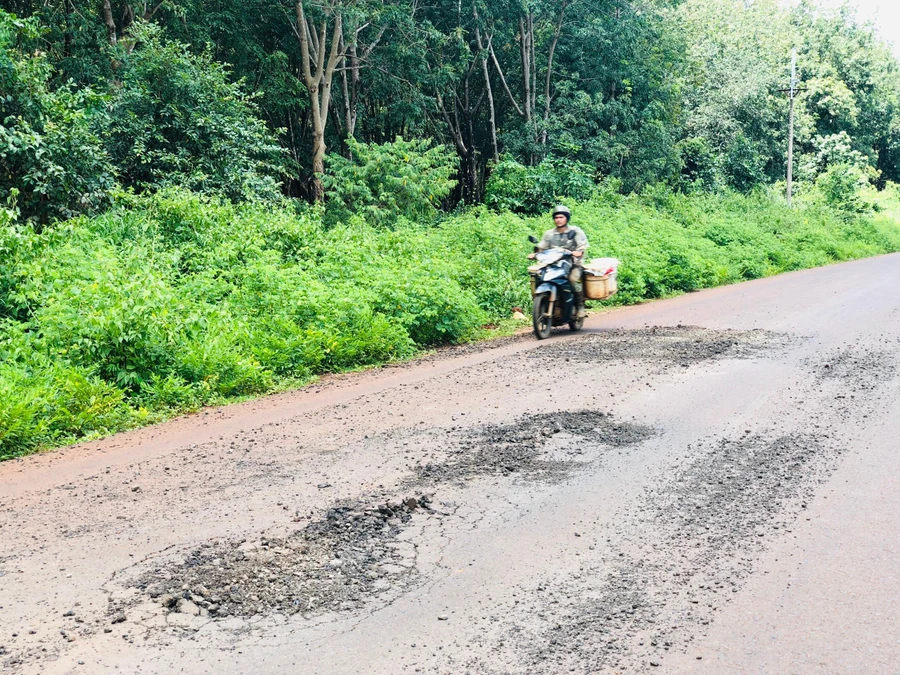 Dự án đầu tư xây dựng công trình tuyến giao thông biên giới cấp bách tại huyện Đức Cơ có tổng mức đầu tư hơn 140 tỉ đồng chưa hoàn thiện đã hỏng.