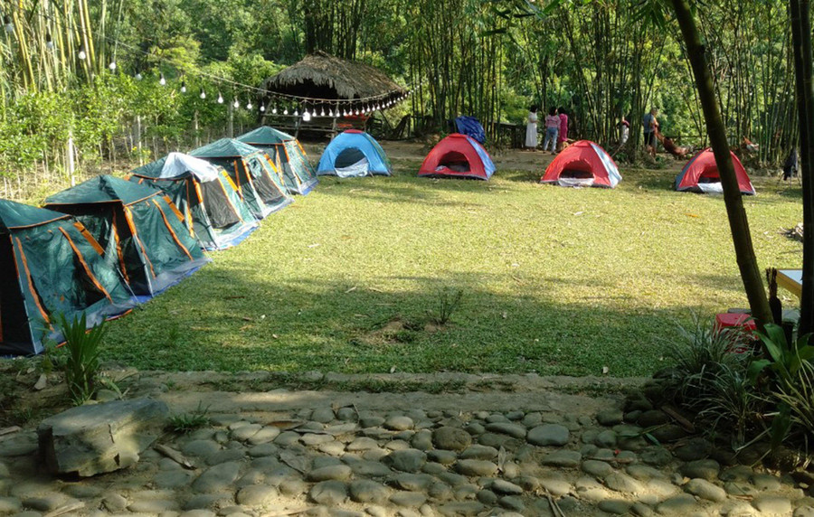 Những lều du lịch cộng đồng của homestay A Lăng Như tại mảnh vườn.