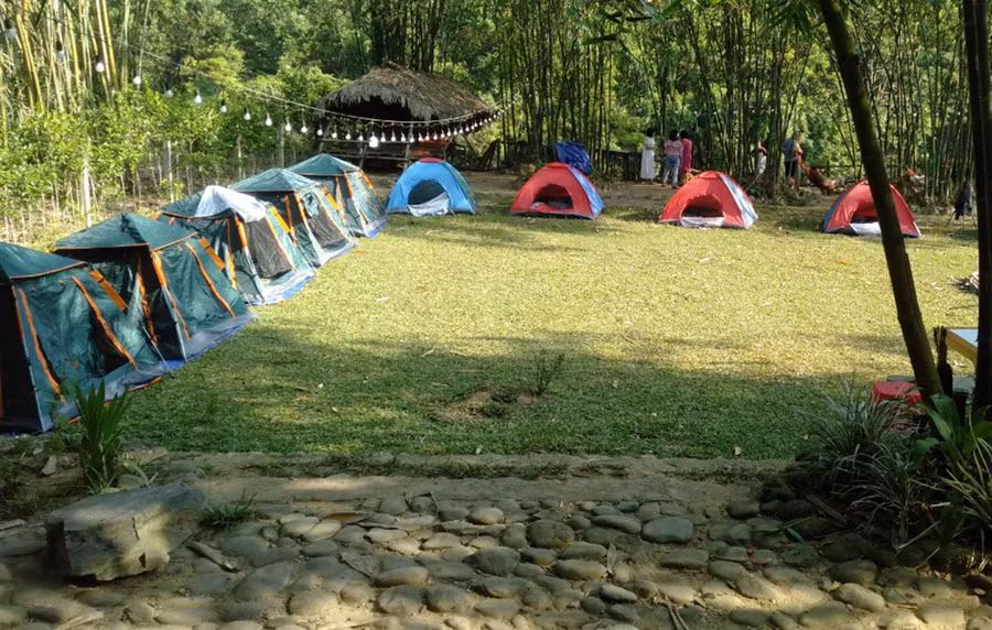 Những lều du lịch cộng đồng của homestay A Lăng Như tại mảnh vườn.